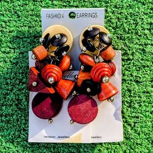 Distinctive Jewellery Retro Wood Carved Cluster Clip-On Dangle Vintage Earrings